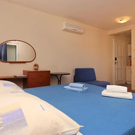 On The Beach-drvenik Apartman *