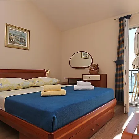 On The Beach-drvenik Apartman *