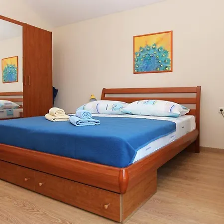 On The Beach-drvenik Apartman